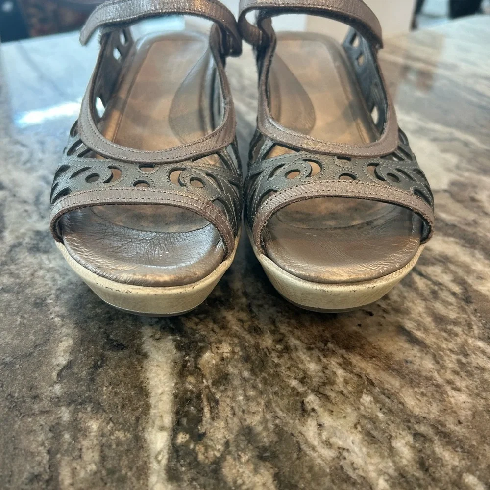 Naot Women's metallic Wedge Sandals, size 38 (peeling in heels/wear)